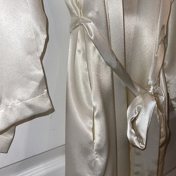 Robe, Valentino, ivory satin (poly) with lace. - Picture 4 of 11